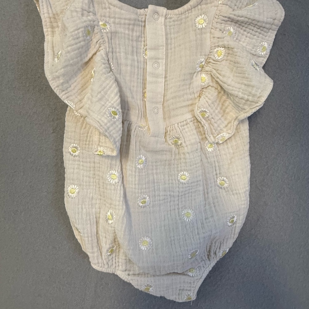 6-12 lot Cat & Jack White Baby Outfit - Picture 4 of 16